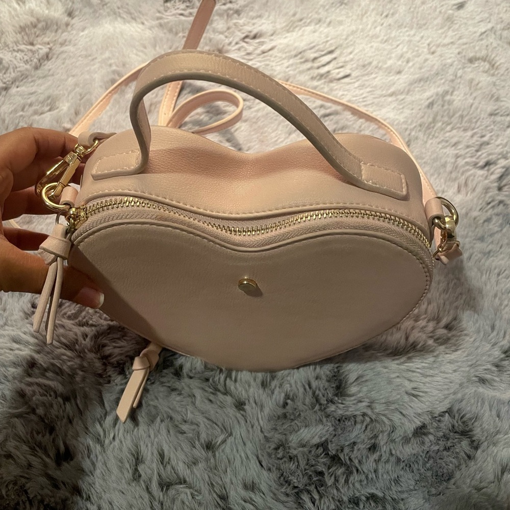Light pink heart shaped crossbody or clutch purse LIKE NEW - Picture 4 of 8
